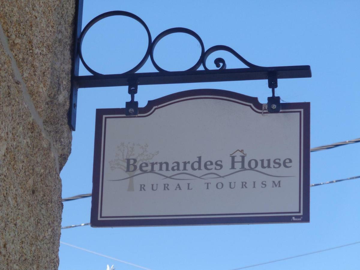 Гостевой дом Bernardes House Каштелу-ди-Пайва Экстерьер фото